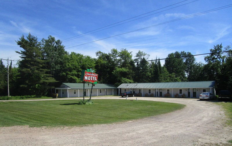 Paddlers Inn (Christmas Motel) - As Christmas Motel (newer photo)